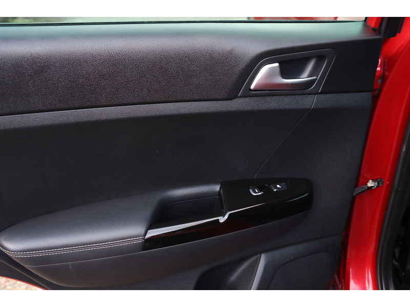 Kia 1.6 T-GDI 2 SUV 5DR PETROL AWD MANUAL HEATED SEATS SAT NAV BLUETOOTH DAB STEREO APPLE CARPLAY REAR CAMERA PARKING AIDS 40000 MILES SH NO ULEZ CHARGE 72-74 Mitcham Road