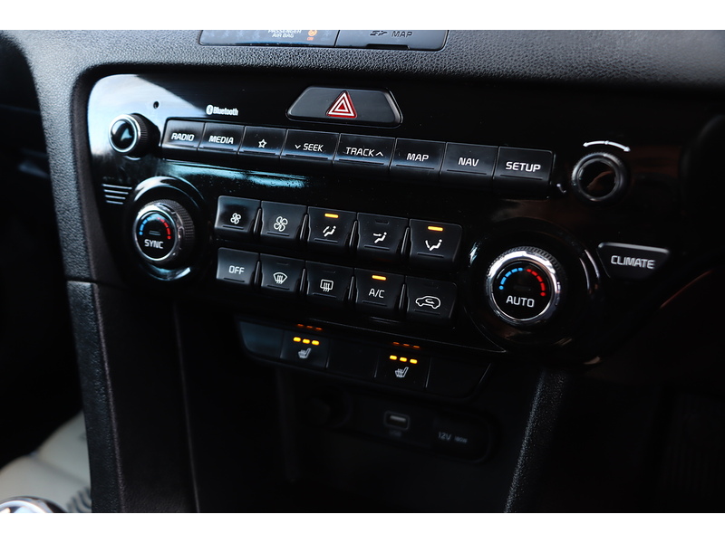 Kia 1.6 T-GDI 2 SUV 5DR PETROL AWD MANUAL HEATED SEATS SAT NAV BLUETOOTH DAB STEREO APPLE CARPLAY REAR CAMERA PARKING AIDS 40000 MILES SH NO ULEZ CHARGE 72-74 Mitcham Road