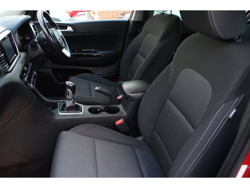 Kia 1.6 T-GDI 2 SUV 5DR PETROL AWD MANUAL HEATED SEATS SAT NAV BLUETOOTH DAB STEREO APPLE CARPLAY REAR CAMERA PARKING AIDS 40000 MILES SH NO ULEZ CHARGE 72-74 Mitcham Road