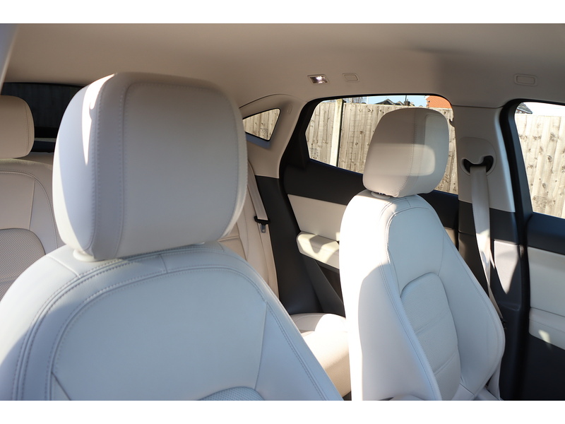 Jaguar 2.0 P200 SE SUV 5DR PETROL AWD AUTO HEATED SEATS SAT NAV BLUETOOTH APPLE CARPLAY REAR+360 CAMERA PARKING AIDS 2 OWNERS ONLY 27000 MILES FSH 5 SERVICES 72-74 Mitcham Road