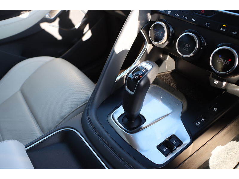 Jaguar 2.0 P200 SE SUV 5DR PETROL AWD AUTO HEATED SEATS SAT NAV BLUETOOTH APPLE CARPLAY REAR+360 CAMERA PARKING AIDS 2 OWNERS ONLY 27000 MILES FSH 5 SERVICES 72-74 Mitcham Road