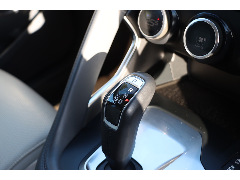 Jaguar 2.0 P200 SE SUV 5DR PETROL AWD AUTO HEATED SEATS SAT NAV BLUETOOTH APPLE CARPLAY REAR+360 CAMERA PARKING AIDS 2 OWNERS ONLY 27000 MILES FSH 5 SERVICES 72-74 Mitcham Road