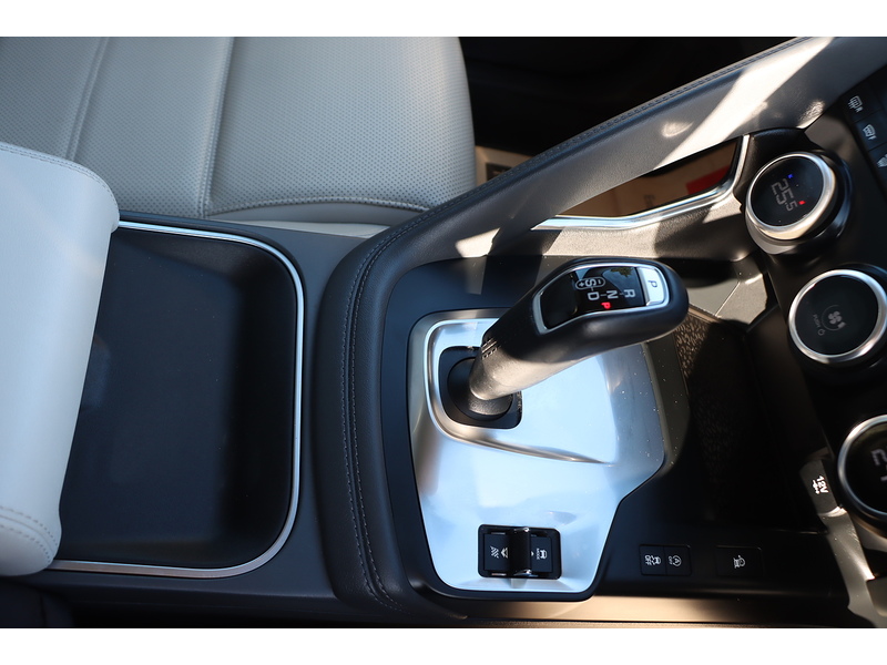 Jaguar 2.0 P200 SE SUV 5DR PETROL AWD AUTO HEATED SEATS SAT NAV BLUETOOTH APPLE CARPLAY REAR+360 CAMERA PARKING AIDS 2 OWNERS ONLY 27000 MILES FSH 5 SERVICES 72-74 Mitcham Road