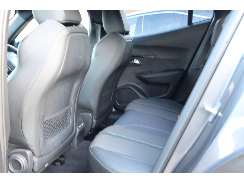 Peugeot 1.2 PURETECH GT SUV 5DR PETROL EAT AUTO HEATED SEATS SAT NAV BLUETOOTH DAB STEREO APPLE CARPLAY REAR CAMERA PARKING AIDS JUST 1 OWNER 60000 MILES SH 72-74 Mitcham Road