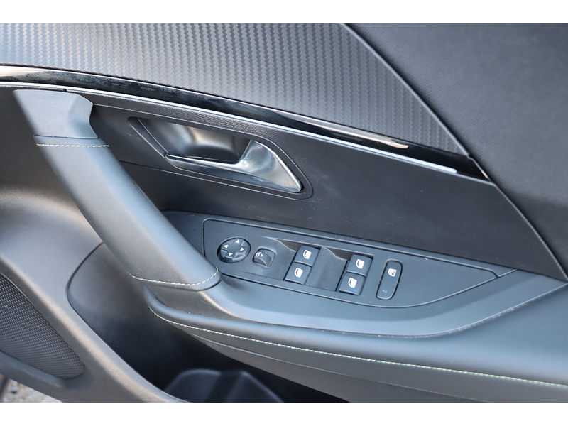 Peugeot 1.2 PURETECH GT SUV 5DR PETROL EAT AUTO HEATED SEATS SAT NAV BLUETOOTH DAB STEREO APPLE CARPLAY REAR CAMERA PARKING AIDS JUST 1 OWNER 60000 MILES SH 72-74 Mitcham Road