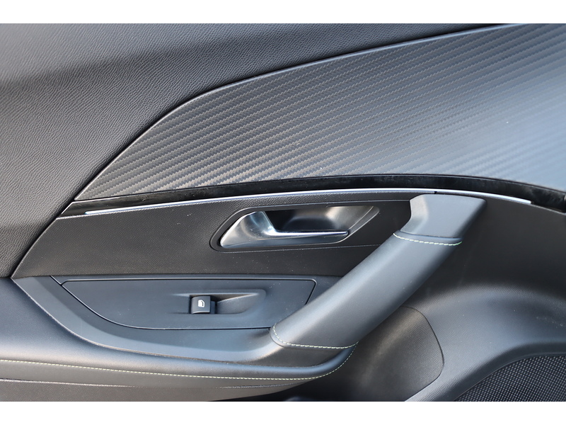 Peugeot 1.2 PURETECH GT SUV 5DR PETROL EAT AUTO HEATED SEATS SAT NAV BLUETOOTH DAB STEREO APPLE CARPLAY REAR CAMERA PARKING AIDS JUST 1 OWNER 60000 MILES SH 72-74 Mitcham Road