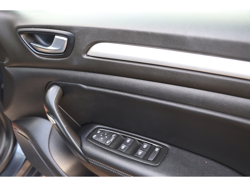 Renault 1.6 E-TECH 9.8KWH ICONIC HATCHBACK 5DR PETROL PLUG-IN HYBRID AUTO SAT NAV BLUETOOTH STEREO PARKING AIDS JUST 2 OWNERS ONLY 36000 MILES FSH 4 SERVICES 72-74 Mitcham Road