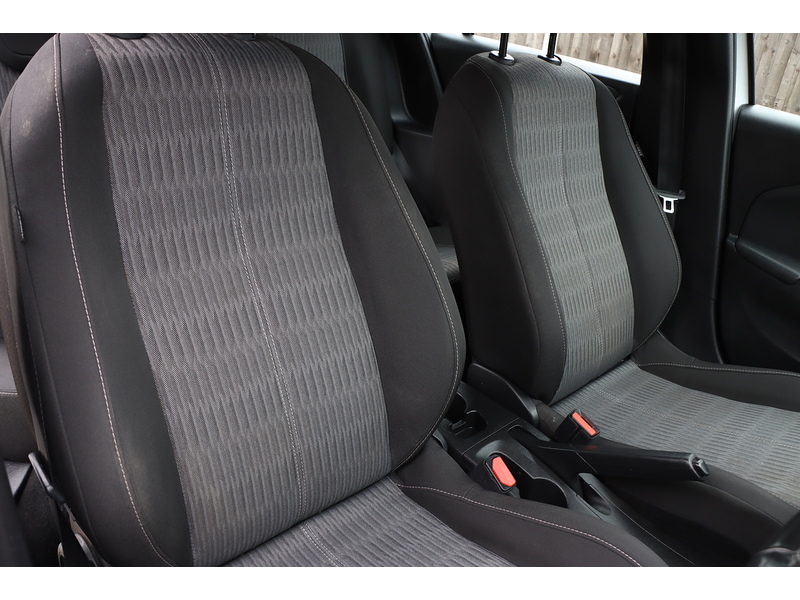 Vauxhall 1.2 SE EDITION HATCHBACK 5DR PETROL MANUAL SAT NAV BLUETOOTH DAB STEREO USB INPUT APPLE CARPLAY 1 OWNER FROM NEW ONLY 23000 MILES FSH NO ULEZ CHARGE 72-74 Mitcham Road