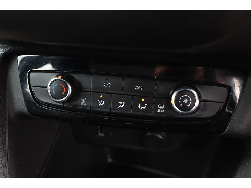 Vauxhall 1.2 SE EDITION HATCHBACK 5DR PETROL MANUAL SAT NAV BLUETOOTH DAB STEREO USB INPUT APPLE CARPLAY 1 OWNER FROM NEW ONLY 23000 MILES FSH NO ULEZ CHARGE 72-74 Mitcham Road