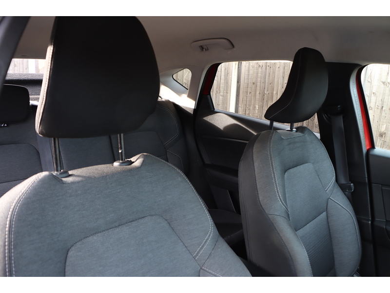 Renault 1.3 TCE ICONIC SUV 5DR PETROL MANUAL SATNAV BLUETOOTH DAB STEREO APPLE CARPLAY USB INPUT PARKING AIDS JUST 2 OWNERS ONLY 62000 MILES SH NO ULEZ CHARGE 72-74 Mitcham Road