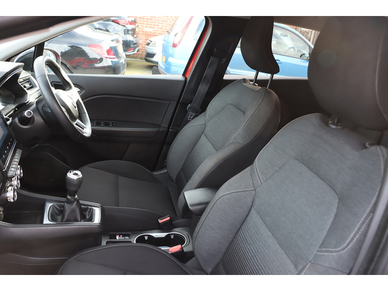 Renault 1.3 TCE ICONIC SUV 5DR PETROL MANUAL SATNAV BLUETOOTH DAB STEREO APPLE CARPLAY USB INPUT PARKING AIDS JUST 2 OWNERS ONLY 62000 MILES SH NO ULEZ CHARGE 72-74 Mitcham Road