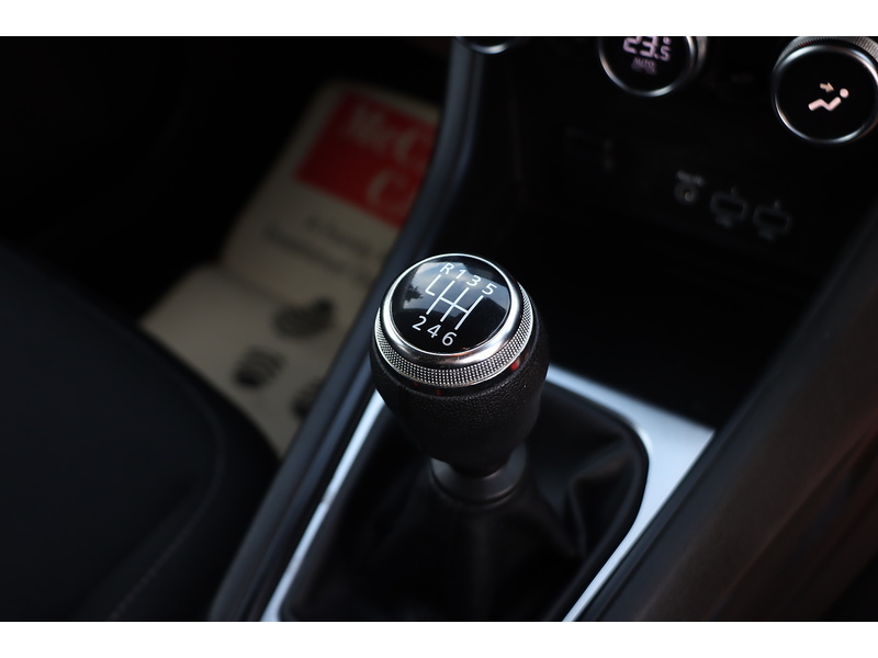 Renault 1.3 TCE ICONIC SUV 5DR PETROL MANUAL SATNAV BLUETOOTH DAB STEREO APPLE CARPLAY USB INPUT PARKING AIDS JUST 2 OWNERS ONLY 62000 MILES SH NO ULEZ CHARGE 72-74 Mitcham Road