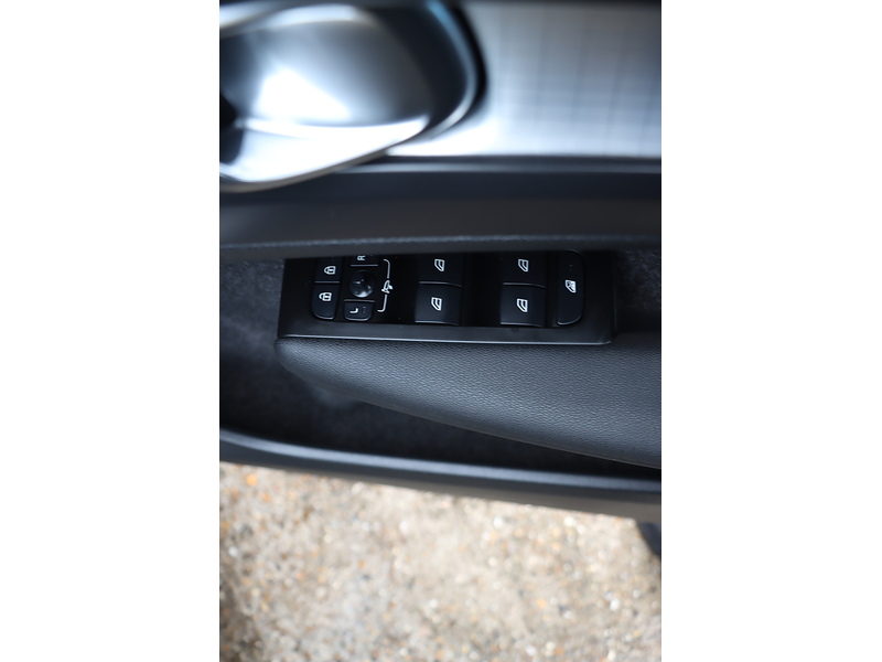 Volvo 1.5H T4 RECHARGE 10.7KWH INSCRIPTION EXPRESSION SUV 5DR PETROL PLUG-IN HYBRID AUTO HEATED SEATS SAT NAV BLUETOOTH PARKING AIDS 1 OWNER 77000 MILES FSH 72-74 Mitcham Road