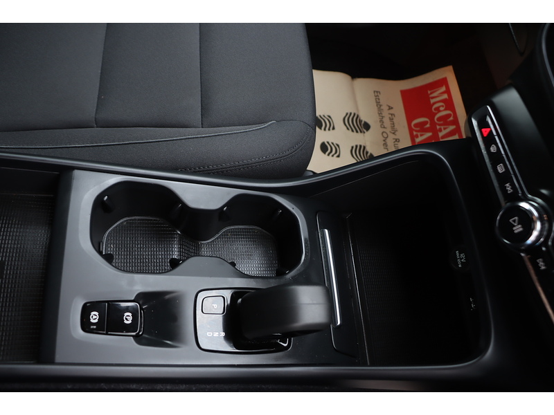 Volvo 1.5H T4 RECHARGE 10.7KWH INSCRIPTION EXPRESSION SUV 5DR PETROL PLUG-IN HYBRID AUTO HEATED SEATS SAT NAV BLUETOOTH PARKING AIDS 1 OWNER 77000 MILES FSH 72-74 Mitcham Road