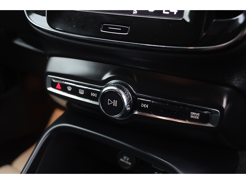 Volvo 1.5H T4 RECHARGE 10.7KWH INSCRIPTION EXPRESSION SUV 5DR PETROL PLUG-IN HYBRID AUTO HEATED SEATS SAT NAV BLUETOOTH PARKING AIDS 1 OWNER 77000 MILES FSH 72-74 Mitcham Road