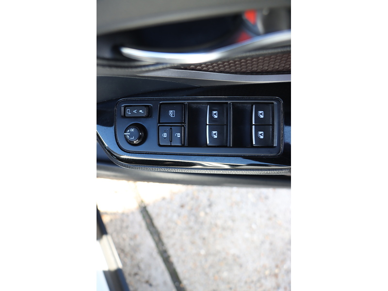 Toyota 1.8 VVT-H EXCEL SUV 5DR PETROL HYBRID CVT AUTO HEATED SEATS SAT NAV BLUETOOTH DAB STEREO REAR CAMERA PARKING AIDS 2 OWNERS 76000 MILES FSH 8 SERVICES 72-74 Mitcham Road