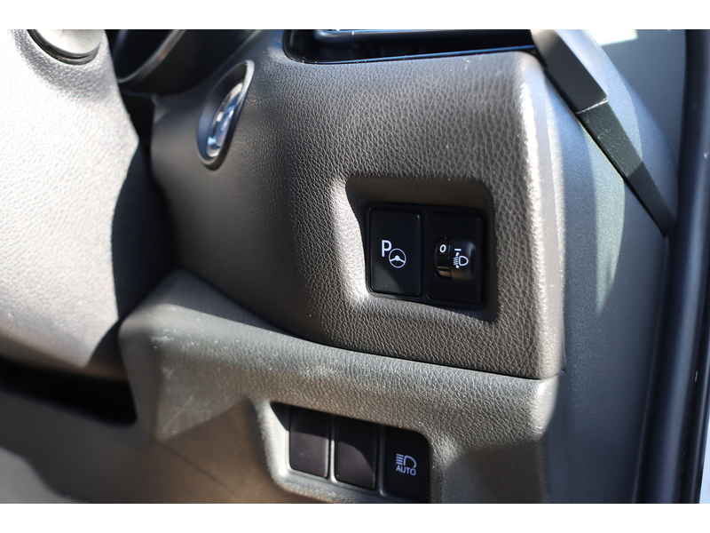 Toyota 1.8 VVT-H EXCEL SUV 5DR PETROL HYBRID CVT AUTO HEATED SEATS SAT NAV BLUETOOTH DAB STEREO REAR CAMERA PARKING AIDS 2 OWNERS 76000 MILES FSH 8 SERVICES 72-74 Mitcham Road