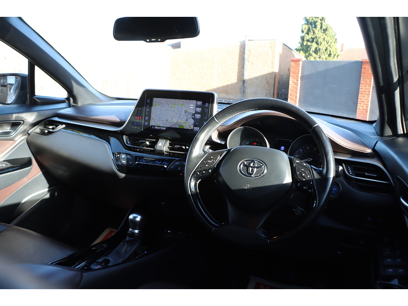 Toyota 1.8 VVT-H EXCEL SUV 5DR PETROL HYBRID CVT AUTO HEATED SEATS SAT NAV BLUETOOTH DAB STEREO REAR CAMERA PARKING AIDS 2 OWNERS 76000 MILES FSH 8 SERVICES 72-74 Mitcham Road