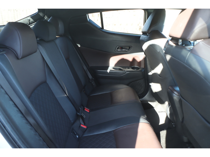 Toyota 1.8 VVT-H EXCEL SUV 5DR PETROL HYBRID CVT AUTO HEATED SEATS SAT NAV BLUETOOTH DAB STEREO REAR CAMERA PARKING AIDS 2 OWNERS 76000 MILES FSH 8 SERVICES 72-74 Mitcham Road