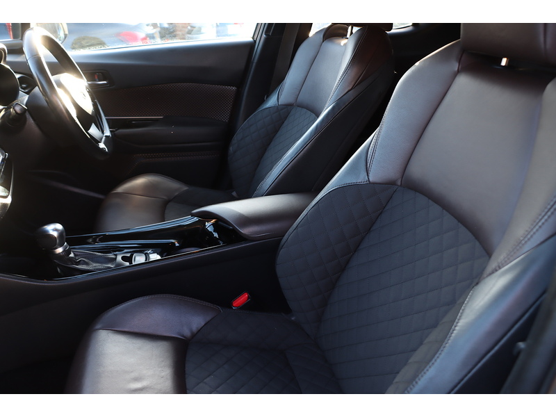 Toyota 1.8 VVT-H EXCEL SUV 5DR PETROL HYBRID CVT AUTO HEATED SEATS SAT NAV BLUETOOTH DAB STEREO REAR CAMERA PARKING AIDS 2 OWNERS 76000 MILES FSH 8 SERVICES 72-74 Mitcham Road