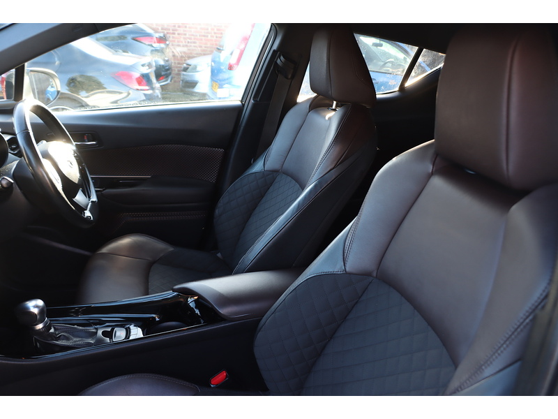 Toyota 1.8 VVT-H EXCEL SUV 5DR PETROL HYBRID CVT AUTO HEATED SEATS SAT NAV BLUETOOTH DAB STEREO REAR CAMERA PARKING AIDS 2 OWNERS 76000 MILES FSH 8 SERVICES 72-74 Mitcham Road