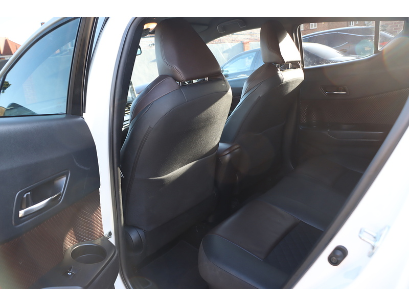 Toyota 1.8 VVT-H EXCEL SUV 5DR PETROL HYBRID CVT AUTO HEATED SEATS SAT NAV BLUETOOTH DAB STEREO REAR CAMERA PARKING AIDS 2 OWNERS 76000 MILES FSH 8 SERVICES 72-74 Mitcham Road