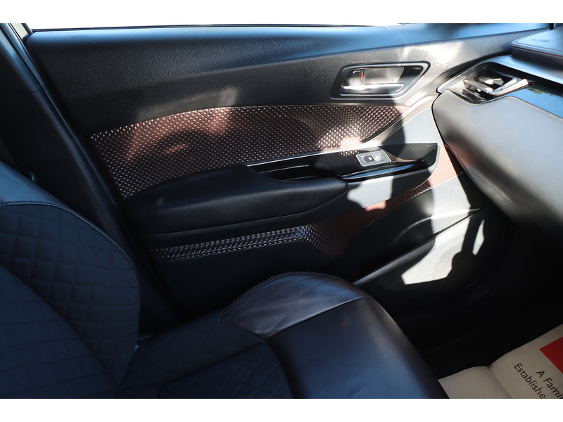 Toyota 1.8 VVT-H EXCEL SUV 5DR PETROL HYBRID CVT AUTO HEATED SEATS SAT NAV BLUETOOTH DAB STEREO REAR CAMERA PARKING AIDS 2 OWNERS 76000 MILES FSH 8 SERVICES 72-74 Mitcham Road