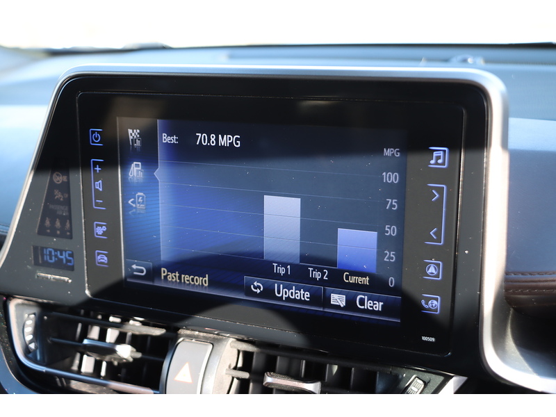 Toyota 1.8 VVT-H EXCEL SUV 5DR PETROL HYBRID CVT AUTO HEATED SEATS SAT NAV BLUETOOTH DAB STEREO REAR CAMERA PARKING AIDS 2 OWNERS 76000 MILES FSH 8 SERVICES 72-74 Mitcham Road