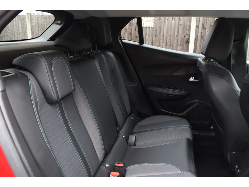 Peugeot 1.2 PURETECH ALLURE PREMIUM SUV 5DR PETROL MANUAL SATNAV BLUETOOTH DAB STEREO APPLE CARPLAY REAR CAMERA PARKING AIDS JUST 1 OWNER ONLY 42000 MILES FSH 72-74 Mitcham Road