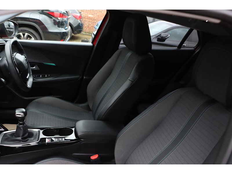 Peugeot 1.2 PURETECH ALLURE PREMIUM SUV 5DR PETROL MANUAL SATNAV BLUETOOTH DAB STEREO APPLE CARPLAY REAR CAMERA PARKING AIDS JUST 1 OWNER ONLY 42000 MILES FSH 72-74 Mitcham Road