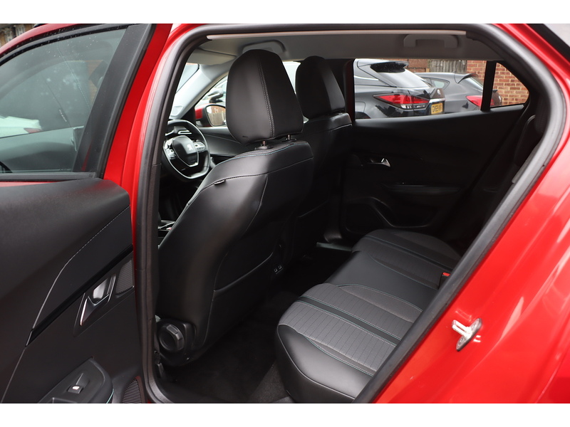 Peugeot 1.2 PURETECH ALLURE PREMIUM SUV 5DR PETROL MANUAL SATNAV BLUETOOTH DAB STEREO APPLE CARPLAY REAR CAMERA PARKING AIDS JUST 1 OWNER ONLY 42000 MILES FSH 72-74 Mitcham Road