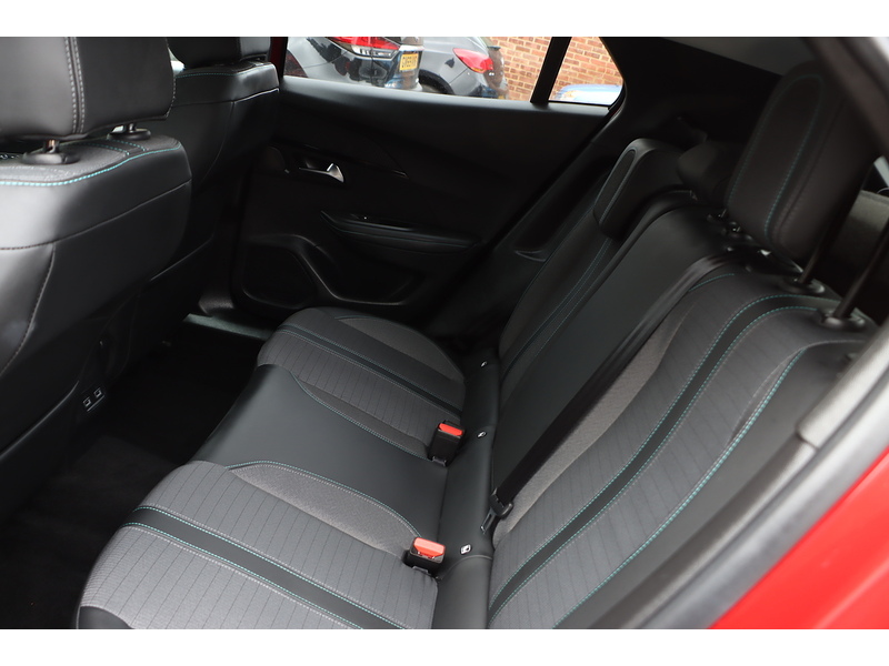 Peugeot 1.2 PURETECH ALLURE PREMIUM SUV 5DR PETROL MANUAL SATNAV BLUETOOTH DAB STEREO APPLE CARPLAY REAR CAMERA PARKING AIDS JUST 1 OWNER ONLY 42000 MILES FSH 72-74 Mitcham Road