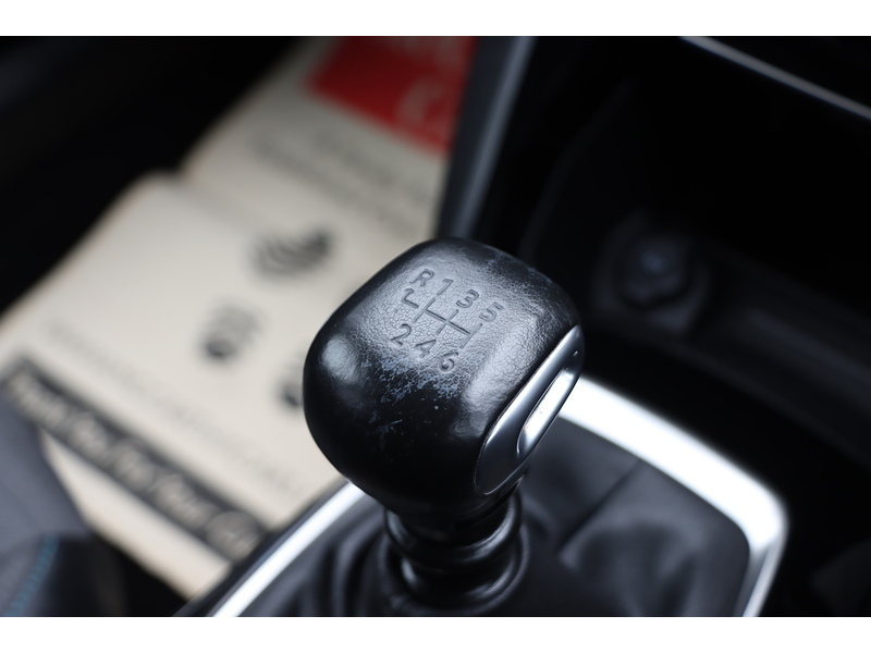 Peugeot 1.2 PURETECH ALLURE PREMIUM SUV 5DR PETROL MANUAL SATNAV BLUETOOTH DAB STEREO APPLE CARPLAY REAR CAMERA PARKING AIDS JUST 1 OWNER ONLY 42000 MILES FSH 72-74 Mitcham Road