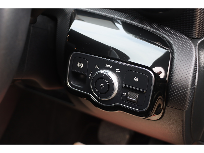 Mercedes-Benz A180 1.3 SPORT HATCHBACK 5DR PETROL 7G-DCT AUTO SAT NAV BLUETOOTH DAB STEREO REAR CAMERA PARKING AIDS JUST 1 OWNER ONLY 42000 MILES SH NO ULEZ CHARGE 72-74 Mitcham Road