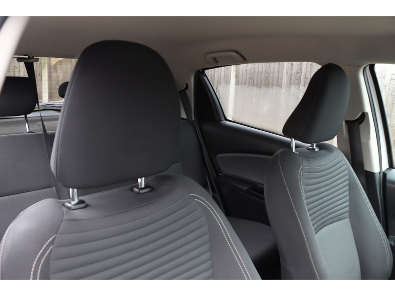 Toyota 1.5 VVT-H DESIGN HATCHBACK 5DR PETROL HYBRID E-CVT AUTO SAT NAV BLUETOOTH DAB STEREO REAR CAMERA JUST 2 OWNERS 67000 MILES FSH 10 SERVICES £20 TO TAX 72-74 Mitcham Road