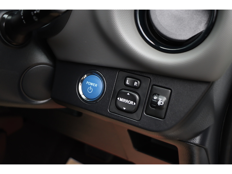 Toyota 1.5 VVT-H DESIGN HATCHBACK 5DR PETROL HYBRID E-CVT AUTO SAT NAV BLUETOOTH DAB STEREO REAR CAMERA JUST 2 OWNERS 67000 MILES FSH 10 SERVICES £20 TO TAX 72-74 Mitcham Road