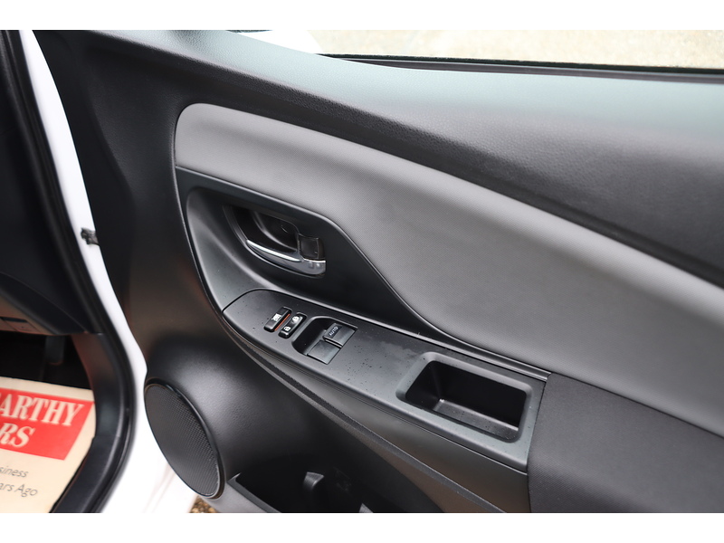 Toyota 1.5 VVT-H DESIGN HATCHBACK 5DR PETROL HYBRID E-CVT AUTO SAT NAV BLUETOOTH DAB STEREO REAR CAMERA JUST 2 OWNERS 67000 MILES FSH 10 SERVICES £20 TO TAX 72-74 Mitcham Road