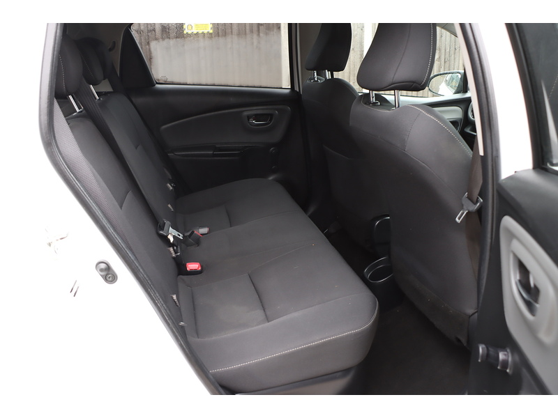 Toyota 1.5 VVT-H DESIGN HATCHBACK 5DR PETROL HYBRID E-CVT AUTO SAT NAV BLUETOOTH DAB STEREO REAR CAMERA JUST 2 OWNERS 67000 MILES FSH 10 SERVICES £20 TO TAX 72-74 Mitcham Road