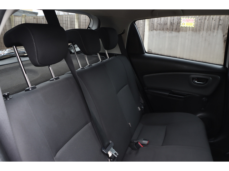 Toyota 1.5 VVT-H DESIGN HATCHBACK 5DR PETROL HYBRID E-CVT AUTO SAT NAV BLUETOOTH DAB STEREO REAR CAMERA JUST 2 OWNERS 67000 MILES FSH 10 SERVICES £20 TO TAX 72-74 Mitcham Road