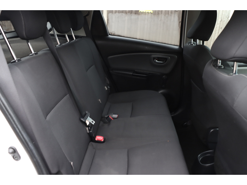 Toyota 1.5 VVT-H DESIGN HATCHBACK 5DR PETROL HYBRID E-CVT AUTO SAT NAV BLUETOOTH DAB STEREO REAR CAMERA JUST 2 OWNERS 67000 MILES FSH 10 SERVICES £20 TO TAX 72-74 Mitcham Road