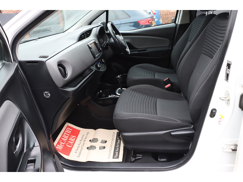 Toyota 1.5 VVT-H DESIGN HATCHBACK 5DR PETROL HYBRID E-CVT AUTO SAT NAV BLUETOOTH DAB STEREO REAR CAMERA JUST 2 OWNERS 67000 MILES FSH 10 SERVICES £20 TO TAX 72-74 Mitcham Road