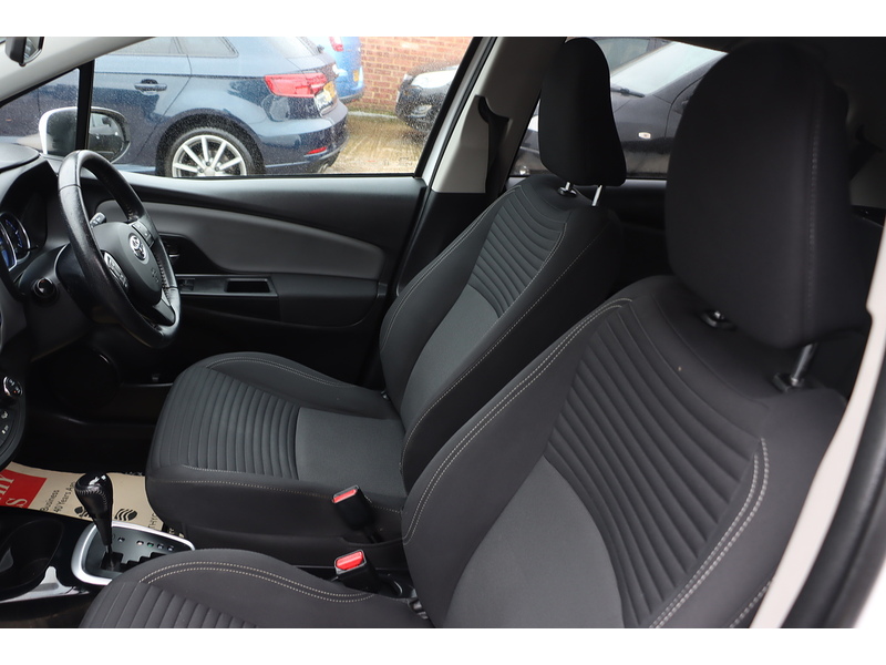 Toyota 1.5 VVT-H DESIGN HATCHBACK 5DR PETROL HYBRID E-CVT AUTO SAT NAV BLUETOOTH DAB STEREO REAR CAMERA JUST 2 OWNERS 67000 MILES FSH 10 SERVICES £20 TO TAX 72-74 Mitcham Road