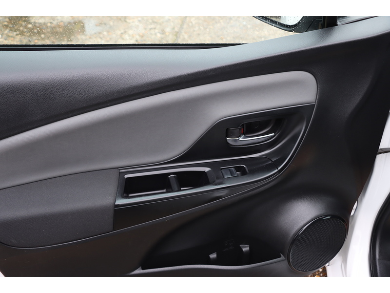 Toyota 1.5 VVT-H DESIGN HATCHBACK 5DR PETROL HYBRID E-CVT AUTO SAT NAV BLUETOOTH DAB STEREO REAR CAMERA JUST 2 OWNERS 67000 MILES FSH 10 SERVICES £20 TO TAX 72-74 Mitcham Road