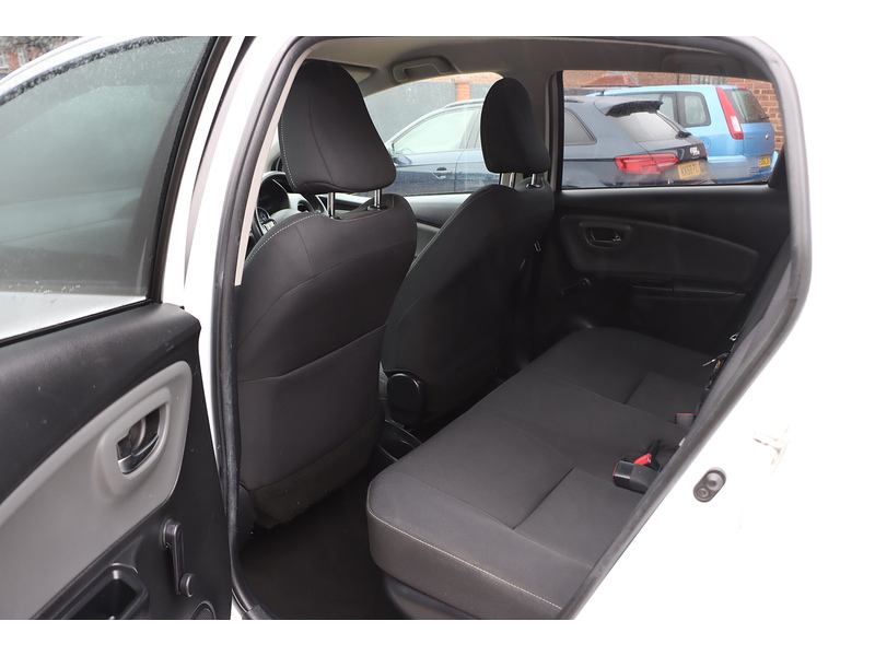 Toyota 1.5 VVT-H DESIGN HATCHBACK 5DR PETROL HYBRID E-CVT AUTO SAT NAV BLUETOOTH DAB STEREO REAR CAMERA JUST 2 OWNERS 67000 MILES FSH 10 SERVICES £20 TO TAX 72-74 Mitcham Road