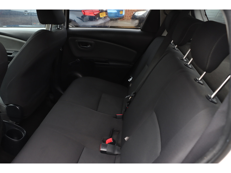 Toyota 1.5 VVT-H DESIGN HATCHBACK 5DR PETROL HYBRID E-CVT AUTO SAT NAV BLUETOOTH DAB STEREO REAR CAMERA JUST 2 OWNERS 67000 MILES FSH 10 SERVICES £20 TO TAX 72-74 Mitcham Road