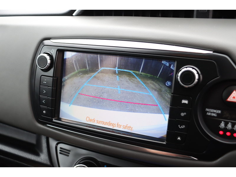 Toyota 1.5 VVT-H DESIGN HATCHBACK 5DR PETROL HYBRID E-CVT AUTO SAT NAV BLUETOOTH DAB STEREO REAR CAMERA JUST 2 OWNERS 67000 MILES FSH 10 SERVICES £20 TO TAX 72-74 Mitcham Road