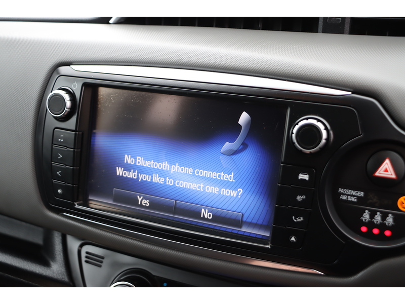 Toyota 1.5 VVT-H DESIGN HATCHBACK 5DR PETROL HYBRID E-CVT AUTO SAT NAV BLUETOOTH DAB STEREO REAR CAMERA JUST 2 OWNERS 67000 MILES FSH 10 SERVICES £20 TO TAX 72-74 Mitcham Road