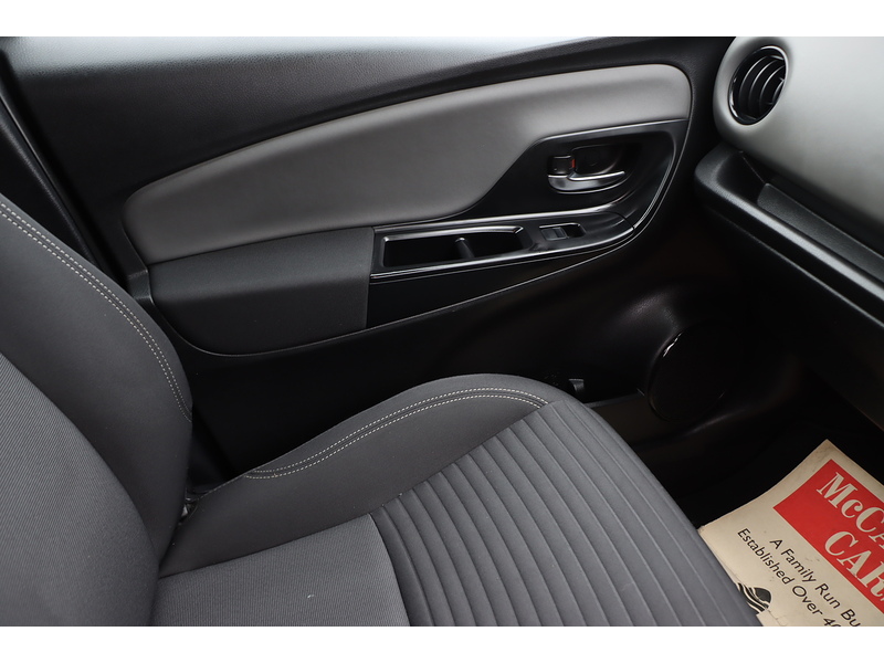 Toyota 1.5 VVT-H DESIGN HATCHBACK 5DR PETROL HYBRID E-CVT AUTO SAT NAV BLUETOOTH DAB STEREO REAR CAMERA JUST 2 OWNERS 67000 MILES FSH 10 SERVICES £20 TO TAX 72-74 Mitcham Road