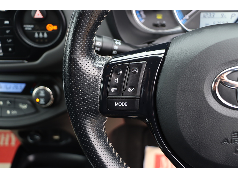 Toyota 1.5 VVT-H DESIGN HATCHBACK 5DR PETROL HYBRID E-CVT AUTO SAT NAV BLUETOOTH DAB STEREO REAR CAMERA JUST 2 OWNERS 67000 MILES FSH 10 SERVICES £20 TO TAX 72-74 Mitcham Road