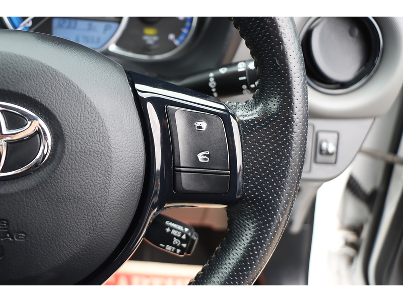 Toyota 1.5 VVT-H DESIGN HATCHBACK 5DR PETROL HYBRID E-CVT AUTO SAT NAV BLUETOOTH DAB STEREO REAR CAMERA JUST 2 OWNERS 67000 MILES FSH 10 SERVICES £20 TO TAX 72-74 Mitcham Road